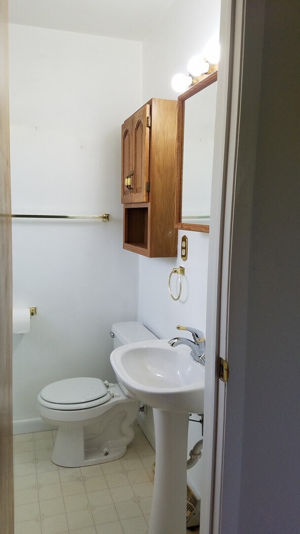 Building Photo - 3 bedroom 1 and 3/4 bathroom