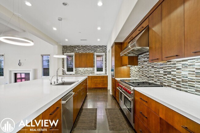 Building Photo - Luxurious and Rare 5 Bed 5.5 Bath Located ...