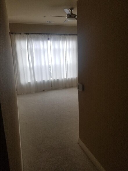 Building Photo - 5401 S Park Terrace Ave