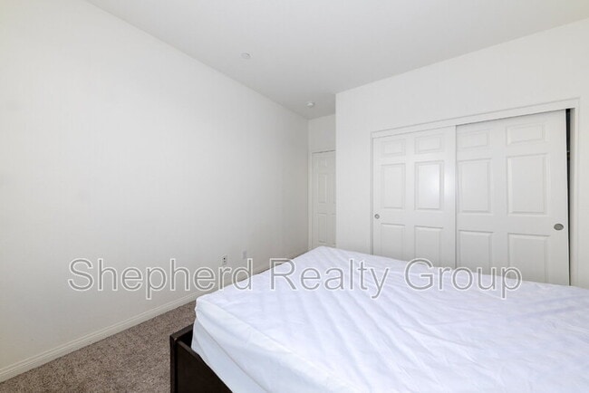 Building Photo - 28468 Sunflower St