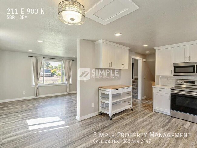 Building Photo - 211 900 N