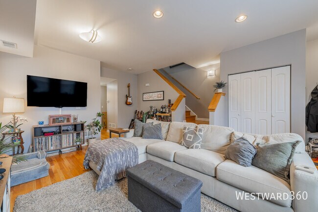 Building Photo - 1438 W Cortez St