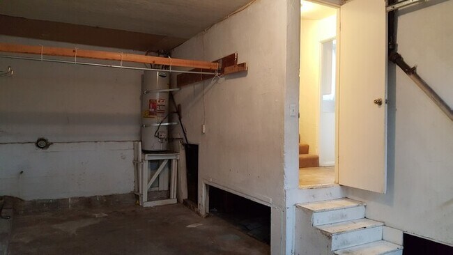 Building Photo - Charming 1bdr cottage with huge yard and garage!