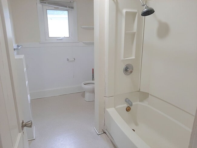 Building Photo - 123 Columbia St