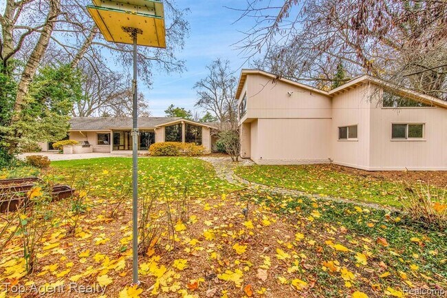 Building Photo - 5760 Snowshoe Cir