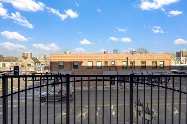 Building Photo - 15 E Franklin Ave