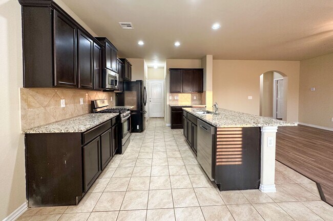 Building Photo - Stunning 5BD, 2 1/2 BTH Home Seconds away from John Kilpatrick Turnpike in YUKON!