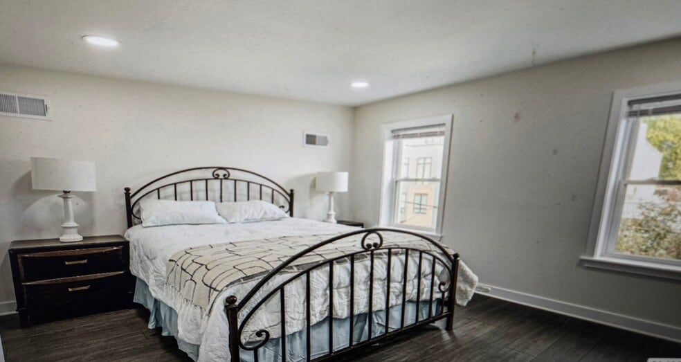 Building Photo - 2070 E Dauphin St