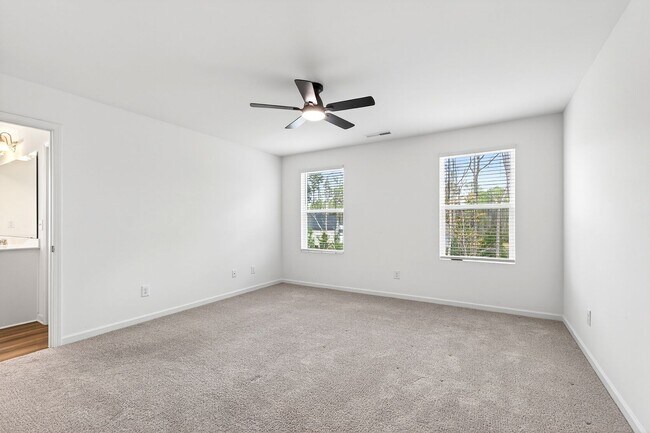 Building Photo - Charming 3BR End-Unit Townhome in Wake Forest!