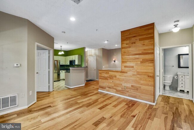 Building Photo - 1708 Lake Shore Crest Dr