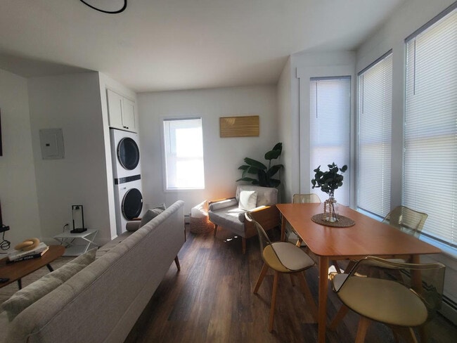 Building Photo - 23 Handy St