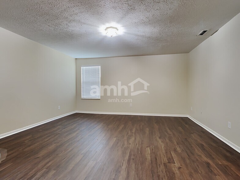 Building Photo - 2219 S Briarwood Dr