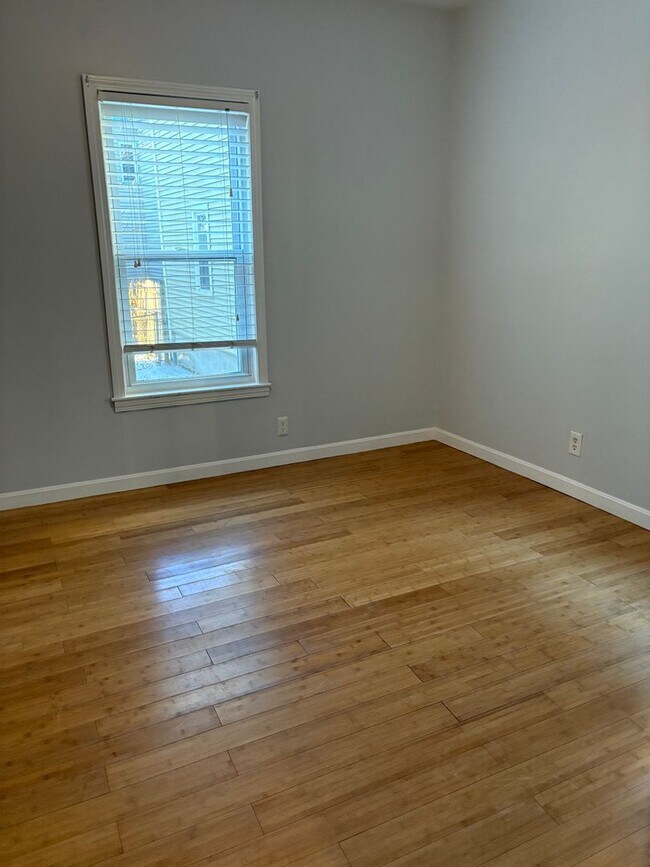 Building Photo - 10-12 Rockdale Ave