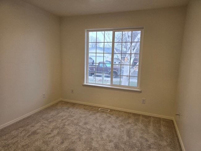 Building Photo - Freshly Updated 3 Bed | 2 Bath Home with Sunroom & Fenced Yard – Twin Falls