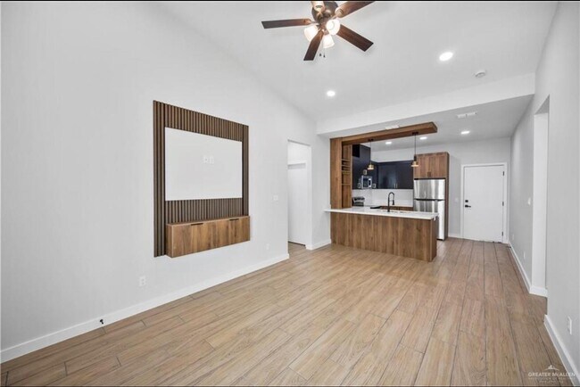 Primary Photo - 1406 S Michigan St