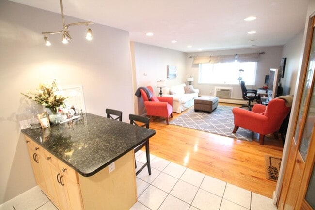 Building Photo - 2 BED WITH PARKING AND LAUNDRY IN UNIT ON THE ALLSTON/BRIGHTON/BROOKLINE LINE