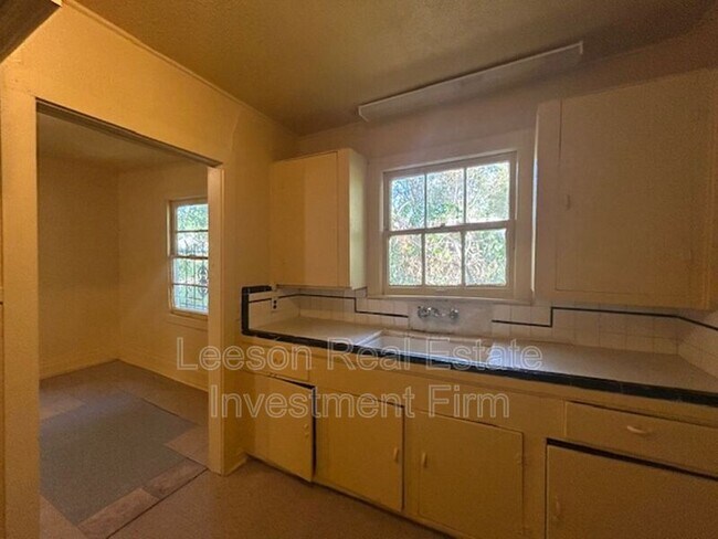 Building Photo - 3041 Desoto St