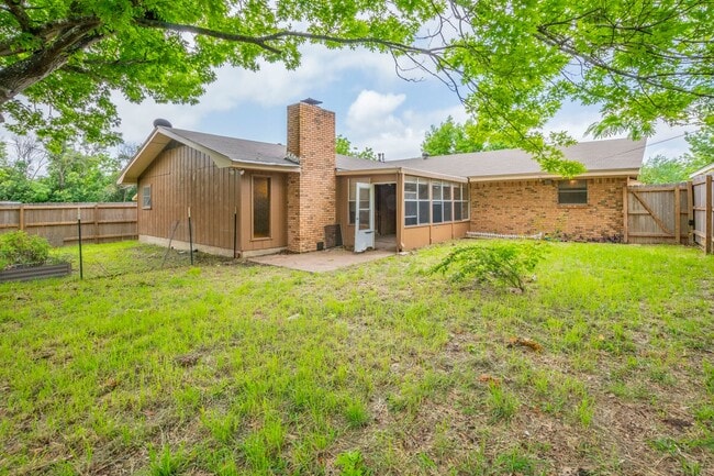 Building Photo - 4 Bed 3 Bath Brick Home with Fenced Yard