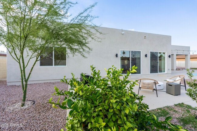 Building Photo - 5049 E Shaw Butte Dr