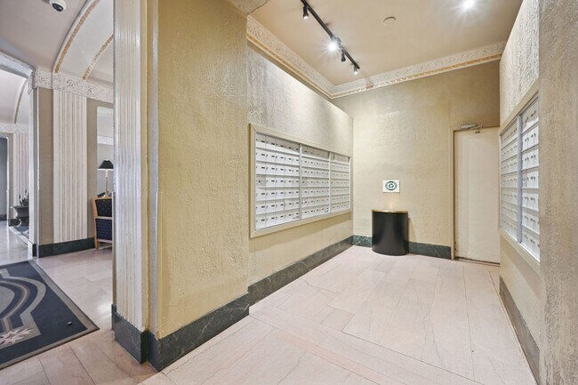 Building Photo - Beautiful, Lighted Filled Studio in Kalorama Heights!