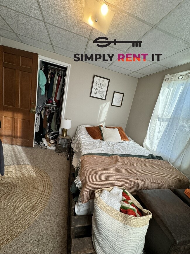 Building Photo - 4 Bedroom On Campus with Free Parking Aug ...