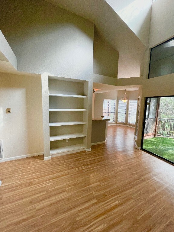 Building Photo - 4711 Spicewood Springs Rd