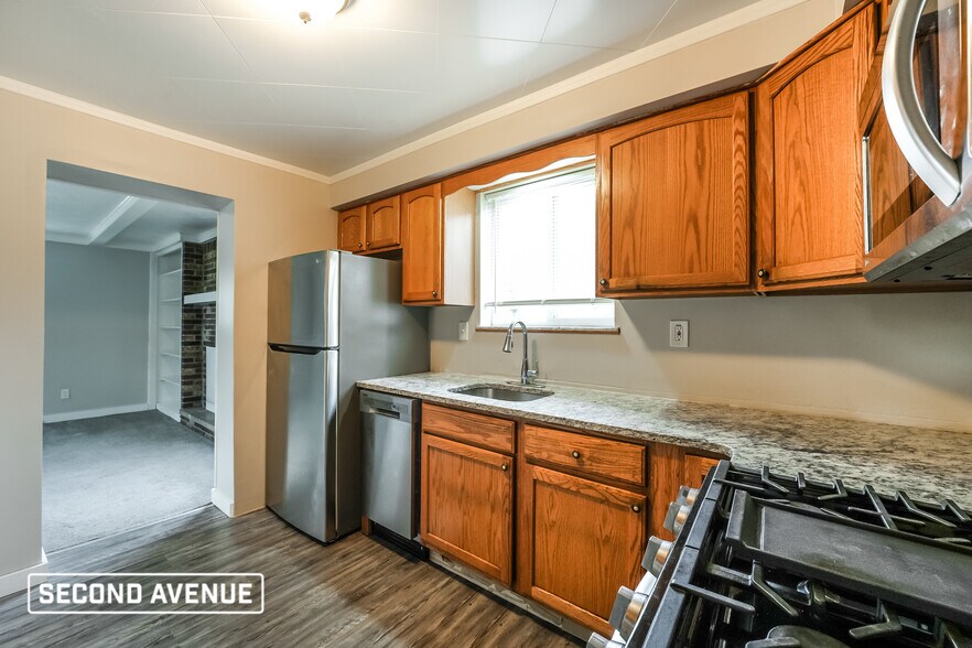 Building Photo - 701 Crestview Dr