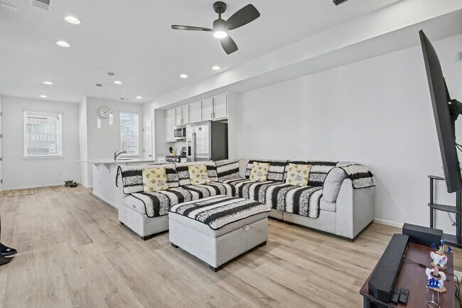 Building Photo - 8731 Snake River St