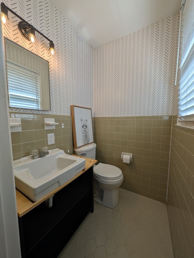 Building Photo - 2310 Denham Ave