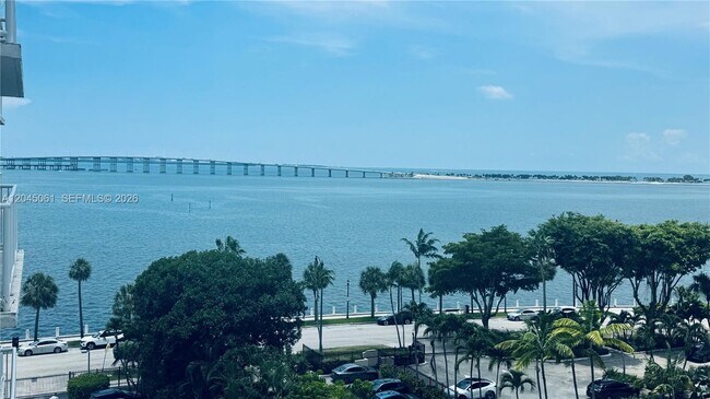 Building Photo - 1440 Brickell Bay Dr
