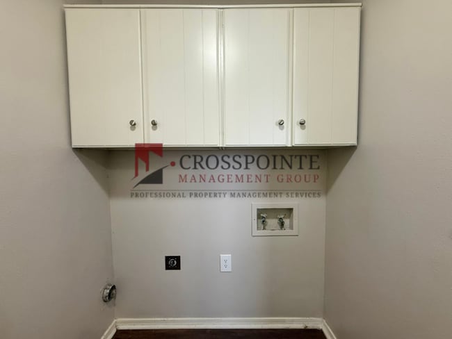 Building Photo - Almost Ready! 2 Bedroom, 1 Bathroom Duplex!