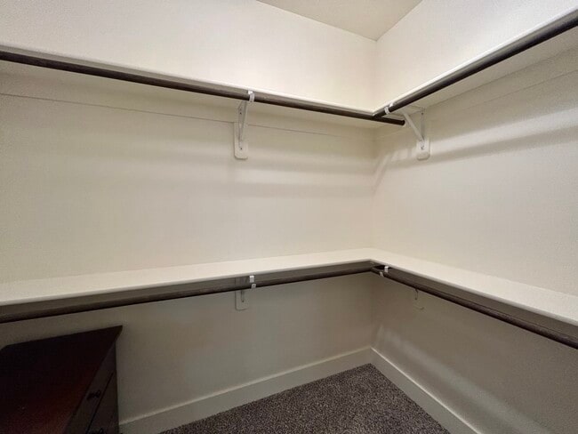 Building Photo - 405 E 32nd Ave