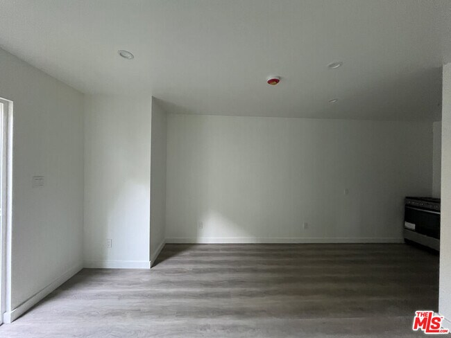 Building Photo - 1162 N Poinsettia Pl