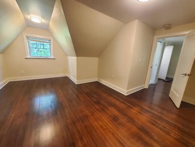 Building Photo - 4736 SW Beaverton Hillsdale Hwy