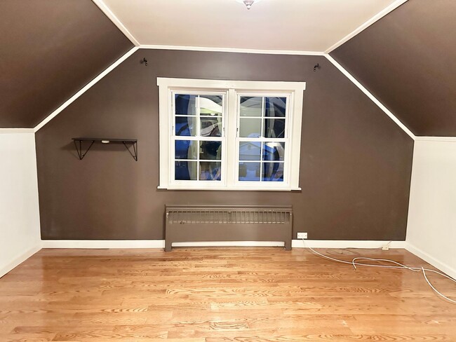 Building Photo - Updated 4 Bedroom House