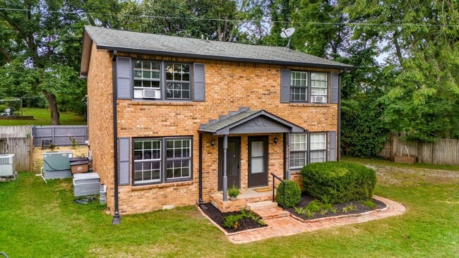 Building Photo - Awesome 2BE/1.5BA duplex in fantastic location in Nashville!