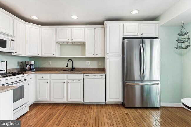 Building Photo - 3814 Woodlawn Ct