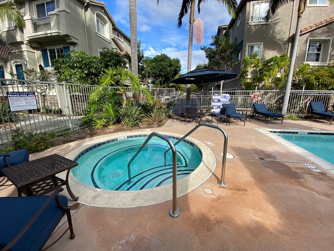 Building Photo - Great Tri-Level Townhome in Coastal Carlsbad Location!