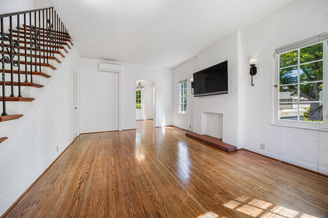 Building Photo - 81 N Catalina Ave