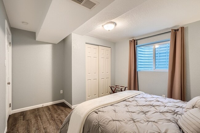 Building Photo - Beautiful 5 BDR Louisville Home/ Private Backyard