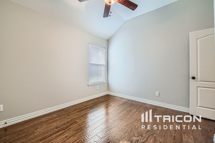 Building Photo - 2208 Knob Hill Dr