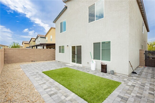 Building Photo - 5340 Maroon Guava St