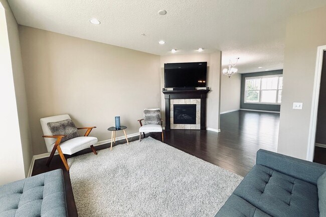 Building Photo - Updated 4bed/3bath Townhome in Prime Maple...
