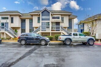 Building Photo - Welcome to this beautiful 1,042 sq. ft. condo offering modern comfort in a prime location!