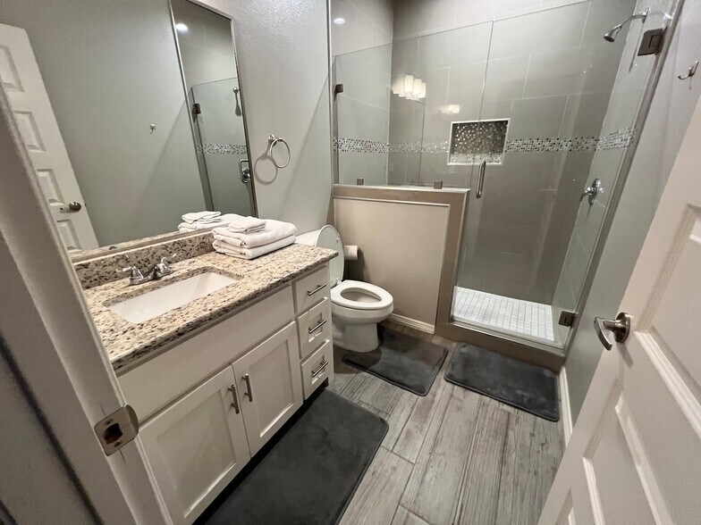 Master Bedroom Bath - 5106 N Winona Dr