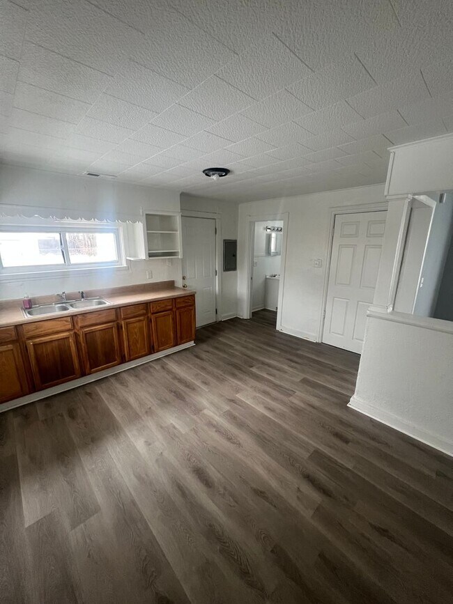 Building Photo - Cute 2 Bed/1bath home close to school