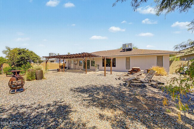 Building Photo - 9847 W Wrangler Dr