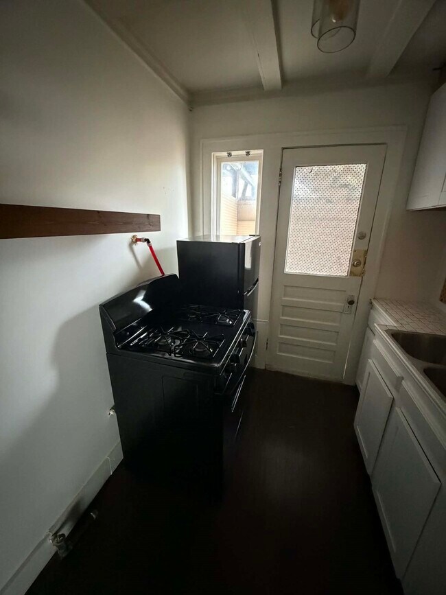 Building Photo - 1302 W Bell St