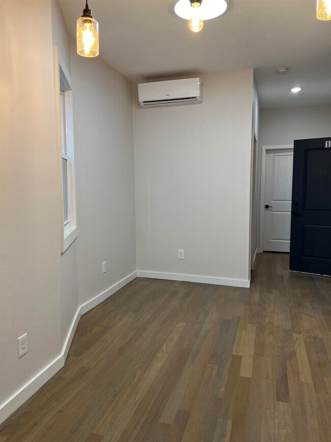 Building Photo - 107 Magazine St