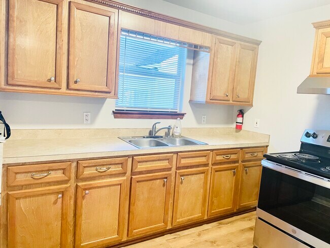 Full kitchen - 2024 Jean St